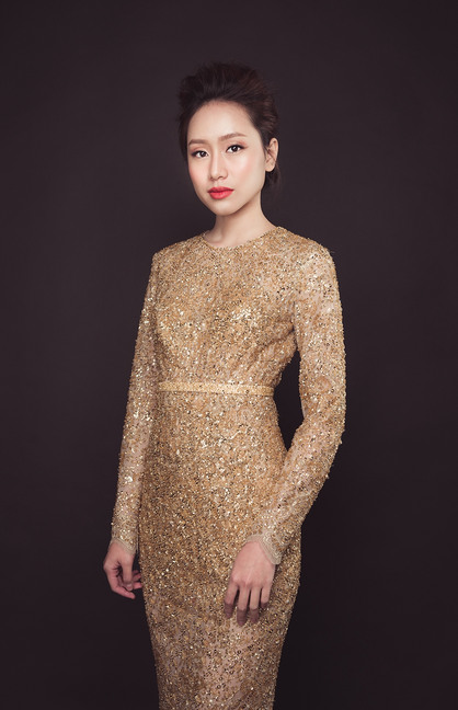 原创女人穿着金色衣服版权可商用