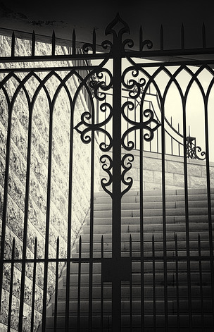 黑色和白色的图像老石楼梯背后大门紧闭