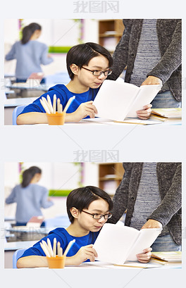 亚洲学生得到老师的帮助