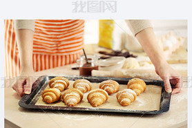 Baking croissant cookies. 