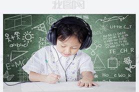 Child learning in class while wearing headphones