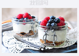 homemade granola with fresh yougurt, blueberries, raspberries, raisins and organic age nectar. Hea