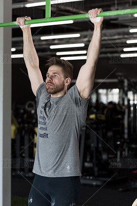 Sporty man doing pull ups