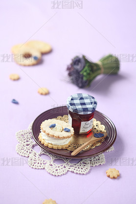 Sandwich Cookie with Cream Cheese and Violet Filling