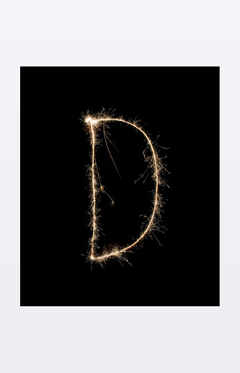 原创在黑色背景上的字母 d-版权可商用