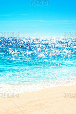 软的波浪蓝色海洋在沙滩背景与地方为文本。热带夏季度假概念