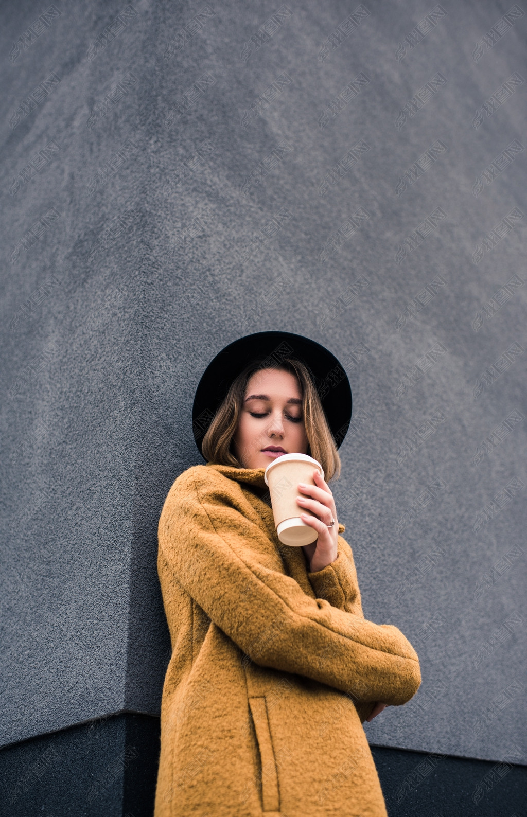 女生喝咖啡拍照姿势图片