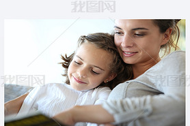 maman et livre de lecture fille