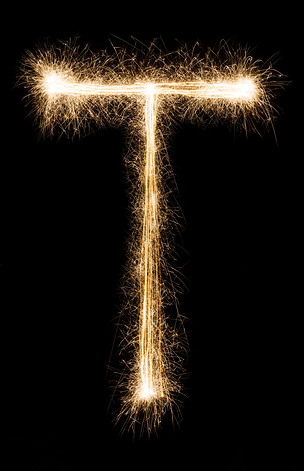 在黑色背景上的烟火字母表中的字母英文字母t