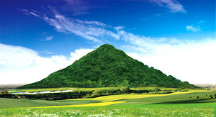 高山金形山蓝天白云绿草地绿山文化风景图