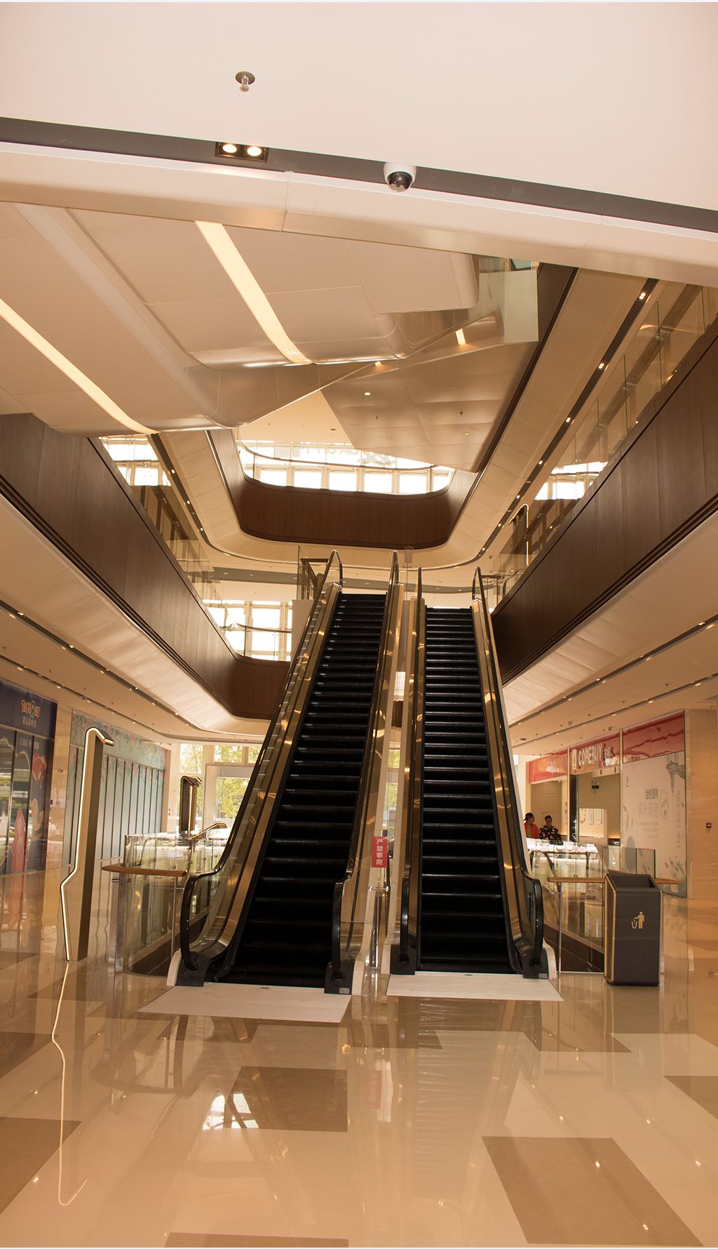 大型商业综合体室内扶手电梯摄影图