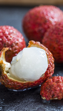 切开的白底蜜瓜切开的蜜瓜剥开的荔枝案板上的荔枝剥开的荔枝妃子笑