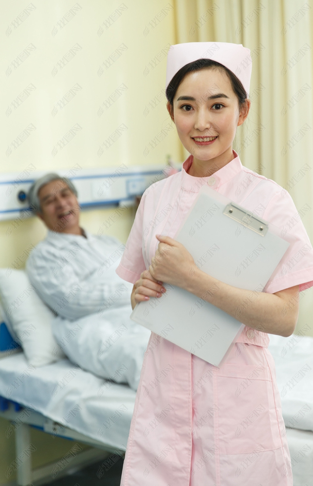 原创护士和患者在病房里版权可商用