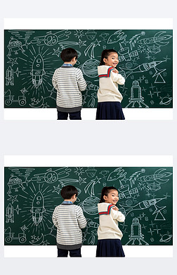快乐儿童在画满宇宙漫画的黑板前