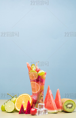 桌面上的水果茶和水果