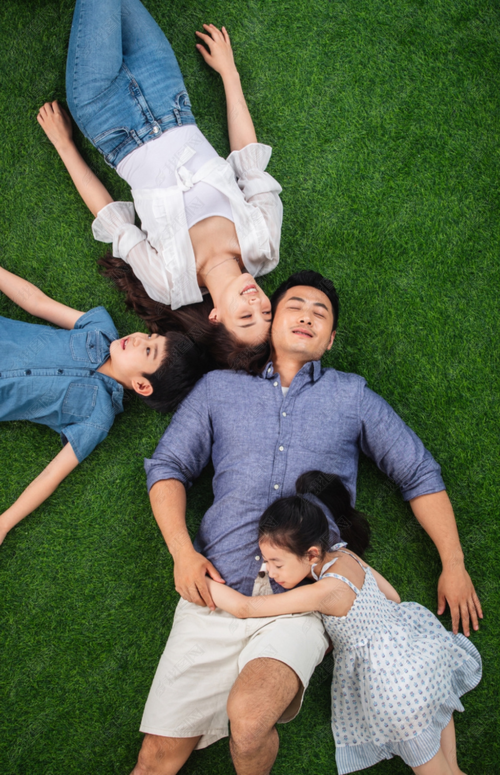 原创幸福的一家四口躺在草地上休息版权可商用
