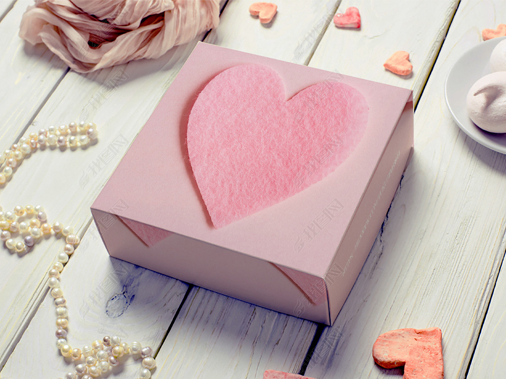 正方形爱心礼盒纸盒子样机2