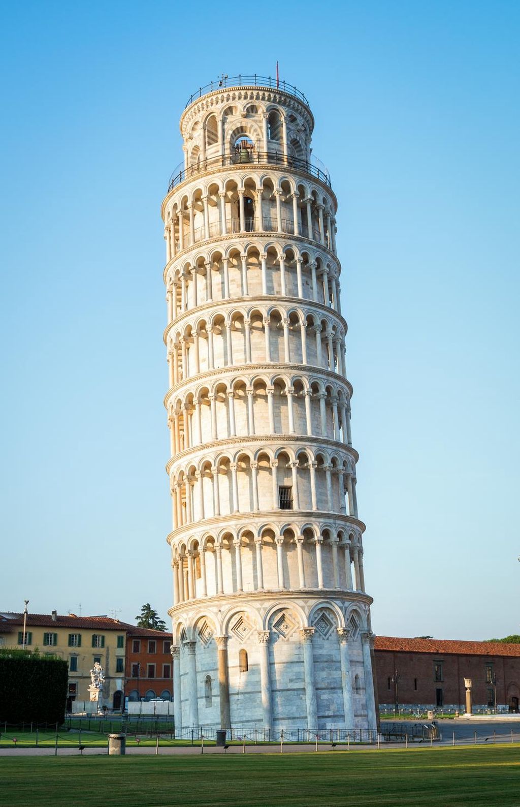比萨斜塔(英语:leaning tower of pisa),意大利比萨斜塔(英语:leaning