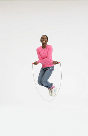 使用一根跳绳的女孩