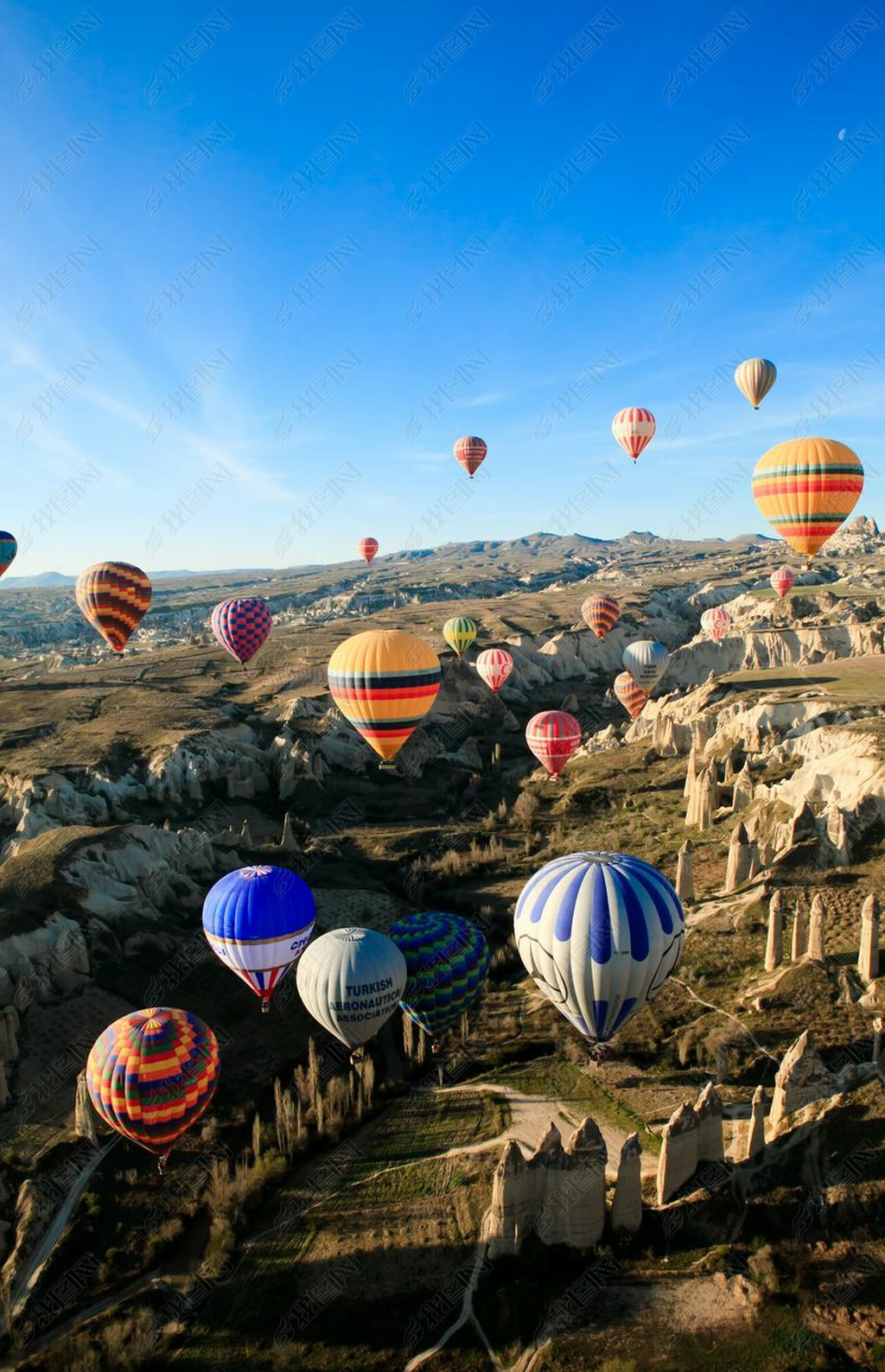 原创hotairballooningoverthevalleyatcappadociaturkey版权可商用