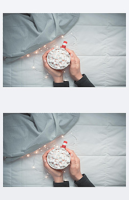 新年或圣诞节平躺顶部视图与热可可咖啡巧克力与棉花糖杯在妇女手圣诞节节日庆祝在床上与灯。概念博客社交媒体2019