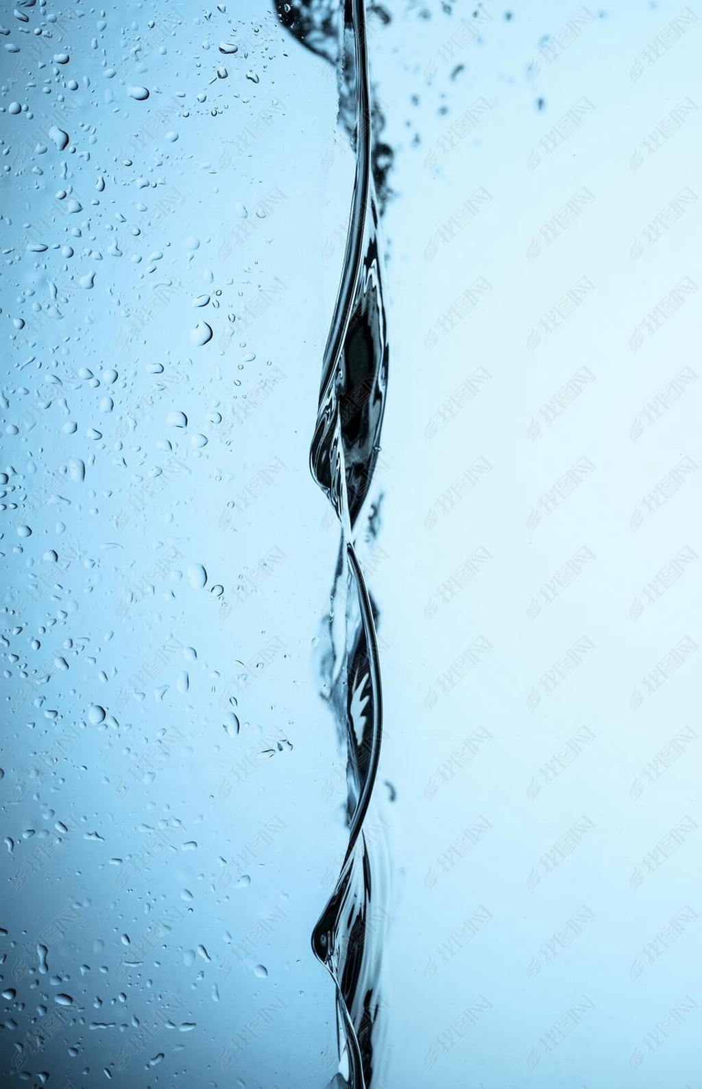 流动的水纹理与水滴隔离在白色