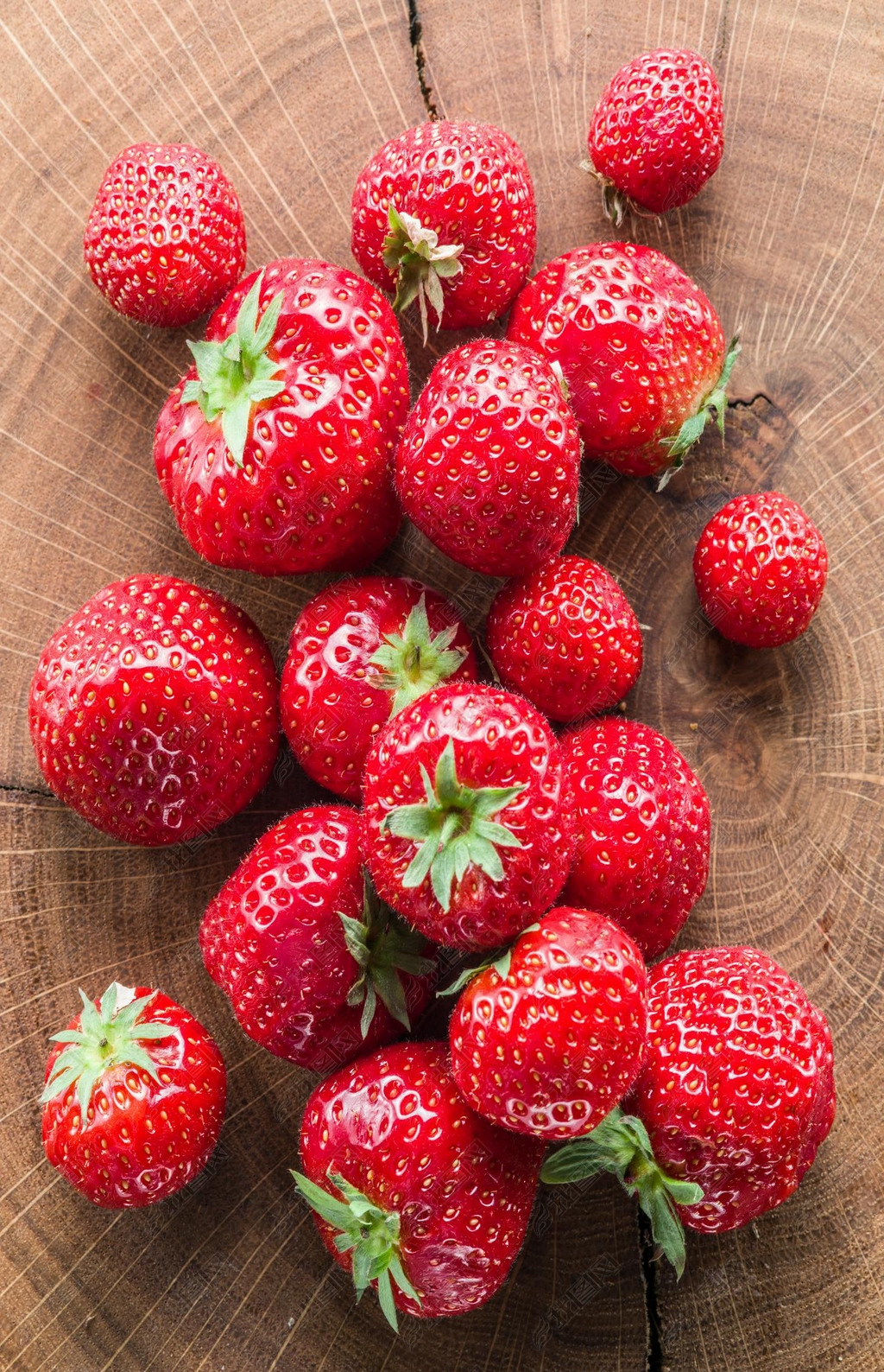 原创旧木板上的草莓版权可商用