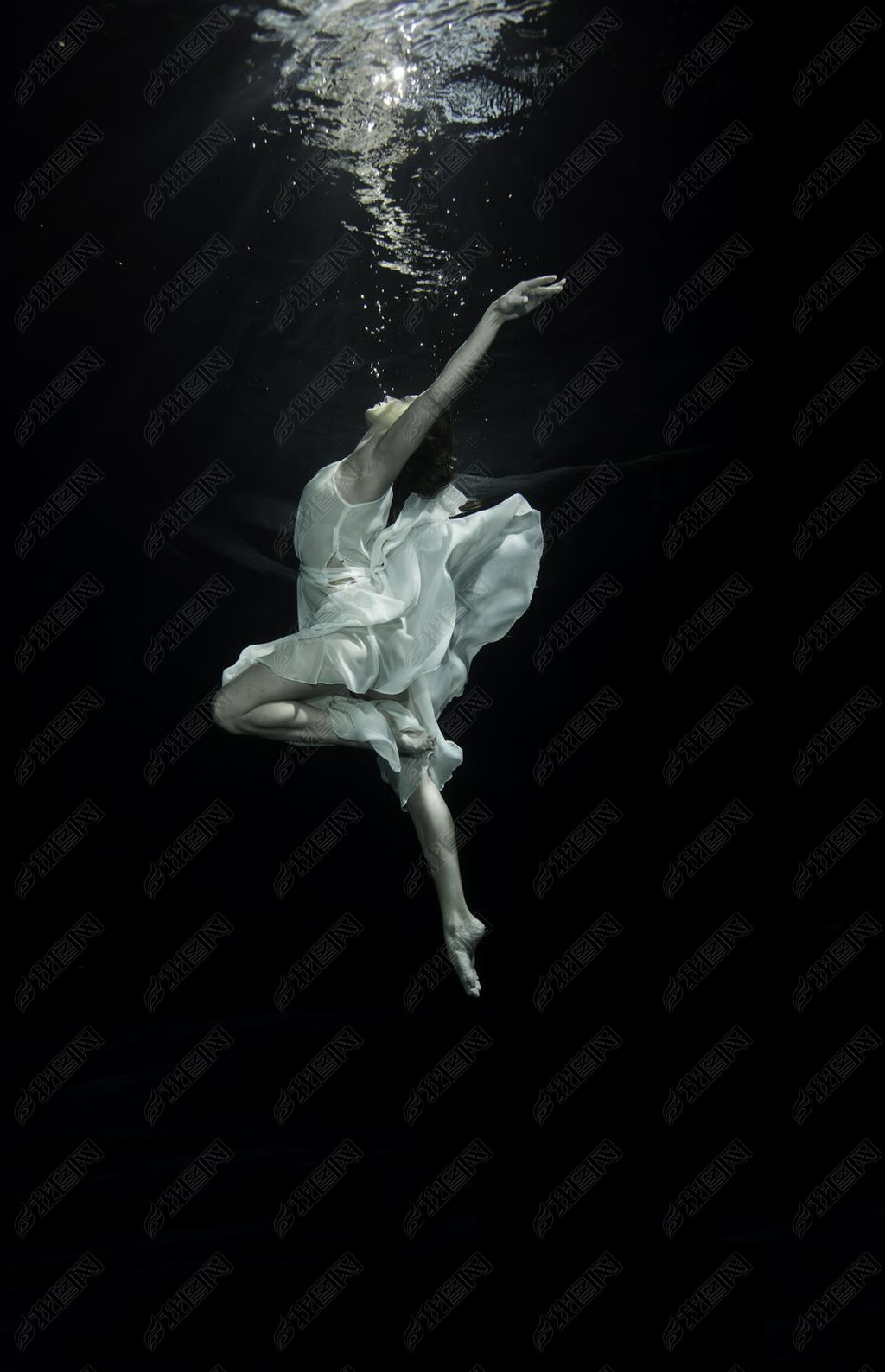 一个年轻的芭蕾舞演员水下跳舞