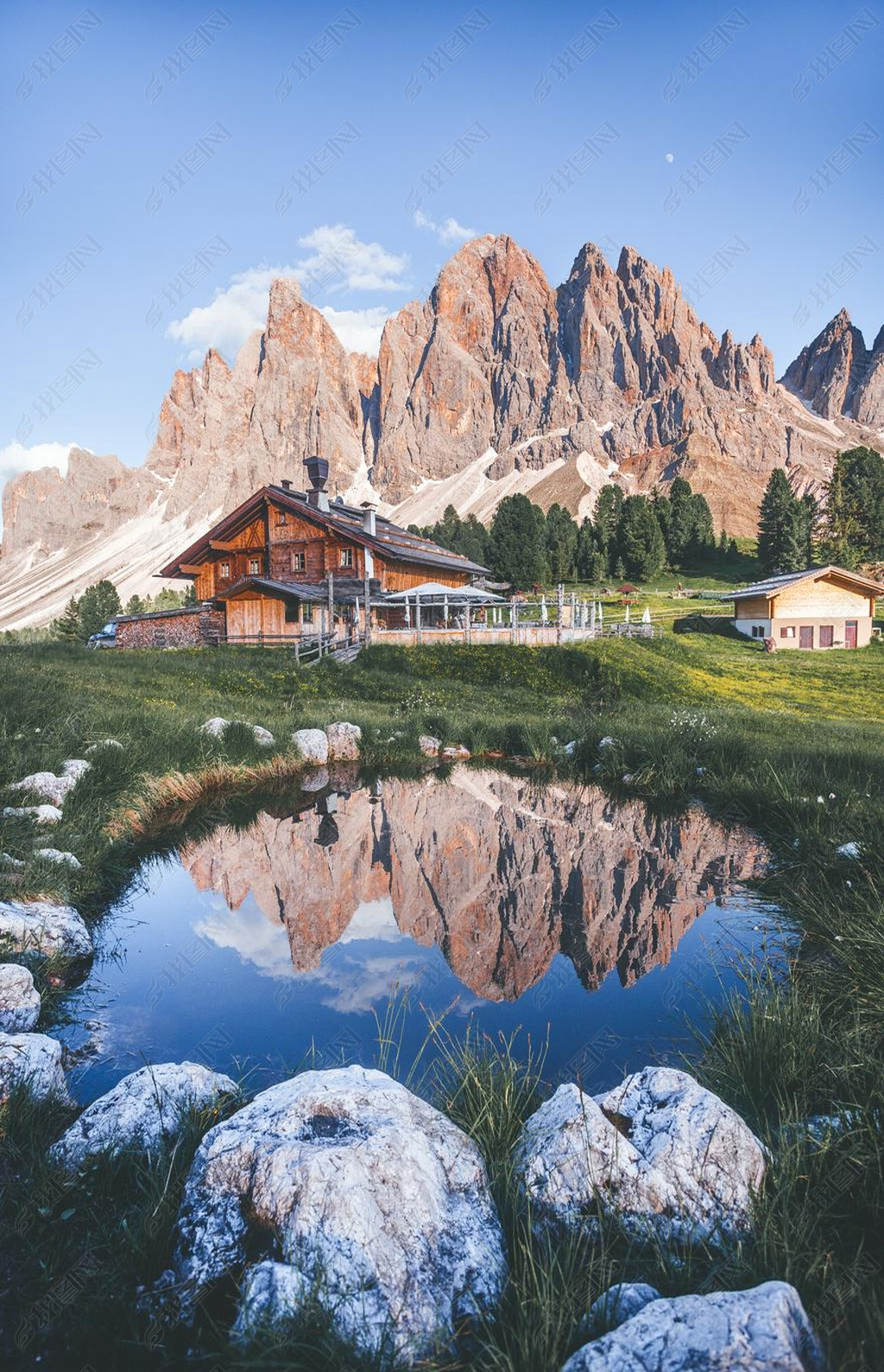 ͵ĸɽ羰,ʵɽ,ľƵСݺ͸ɽĺˮ.Geisler -ʱOdle, Alto Adige, Dolomites, Italy, Europe