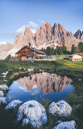 ͵ĸɽ羰,ʵɽ,ľƵСݺ͸ɽĺˮ.Geisler -ʱOdle, Alto Adige, Dolomites, Italy, Europe