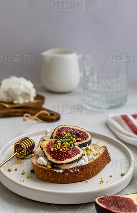 Wholegrain bread with goat cheese, Fresh ripe organic figues and