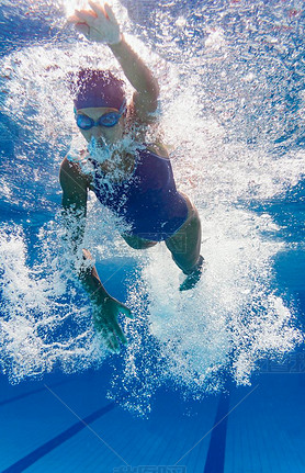 Front crawl swimmer underwater