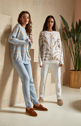 两个漂亮的黑发女人天然妆容穿时尚服装休闲装规范针织羊毛裤西服浪漫