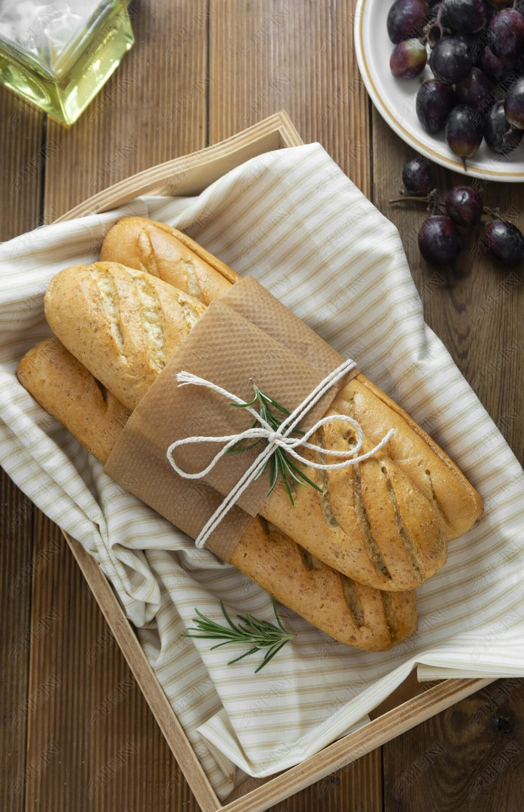 法国面包在木制桌子上乡村风格糕点早餐三明治面包隔离复制空间