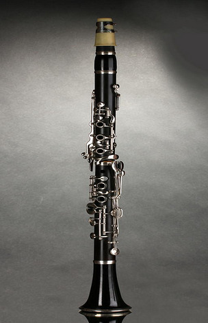 原创美丽单簧管以灰色背景