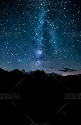 夜景星空。瑞士的阿尔卑斯山