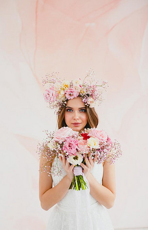 美丽新娘头戴花环,新娘花束的画像