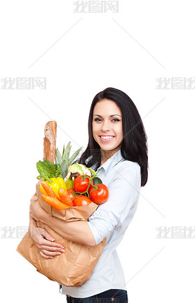 femme tenant un panier plein de lgumes