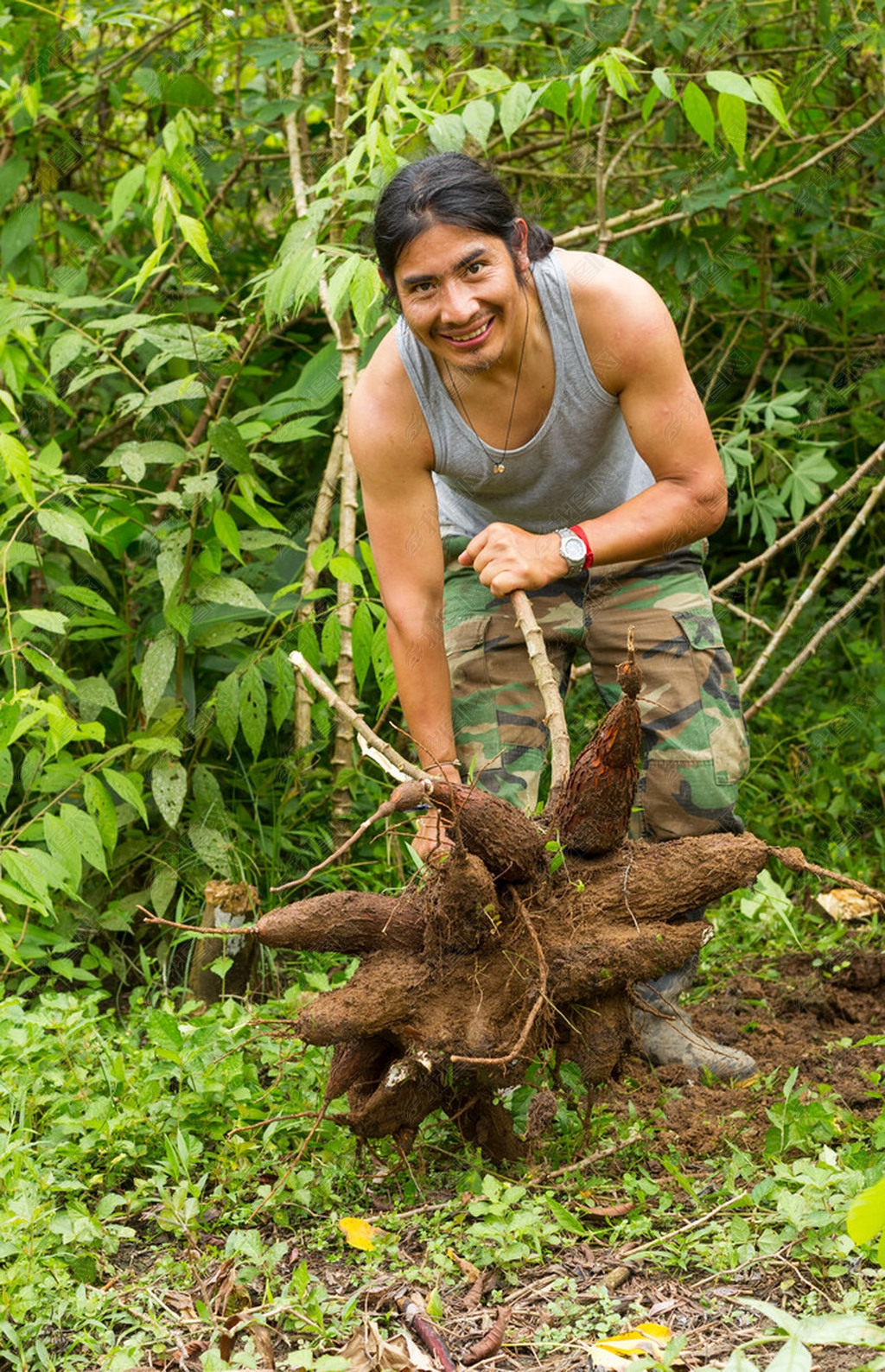 原创土著男人与木薯根版权可商用