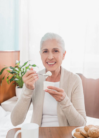 原创高级女人吃酸奶版权可商用