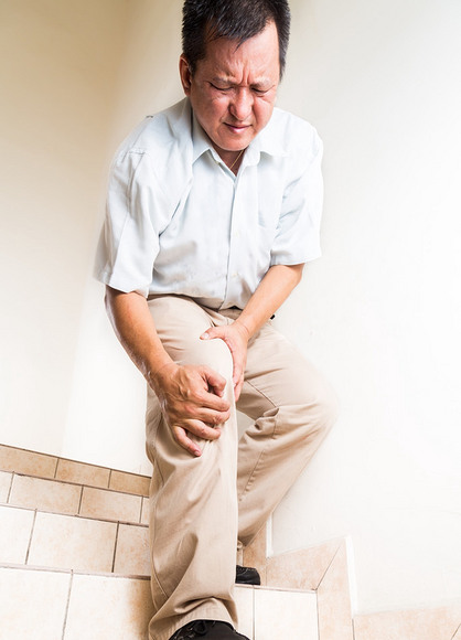 原创成熟的男人患有膝关节痛下楼梯版权可商用