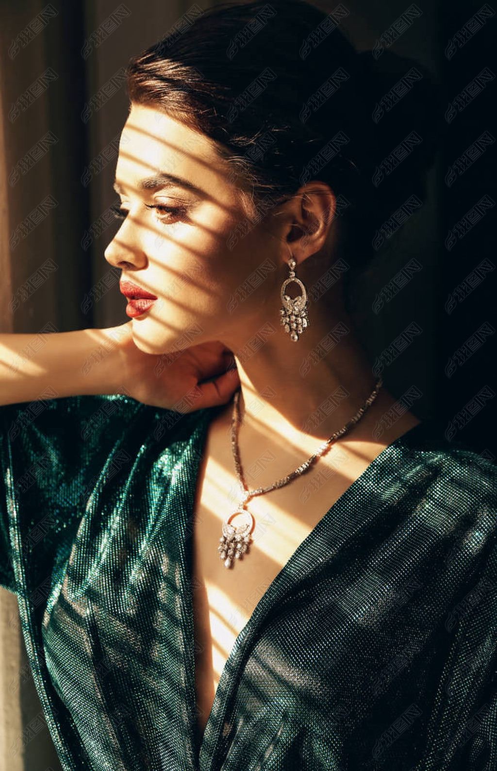 原创时尚工作室照片的美丽的年轻女子与深色的头发和完美的发光皮肤