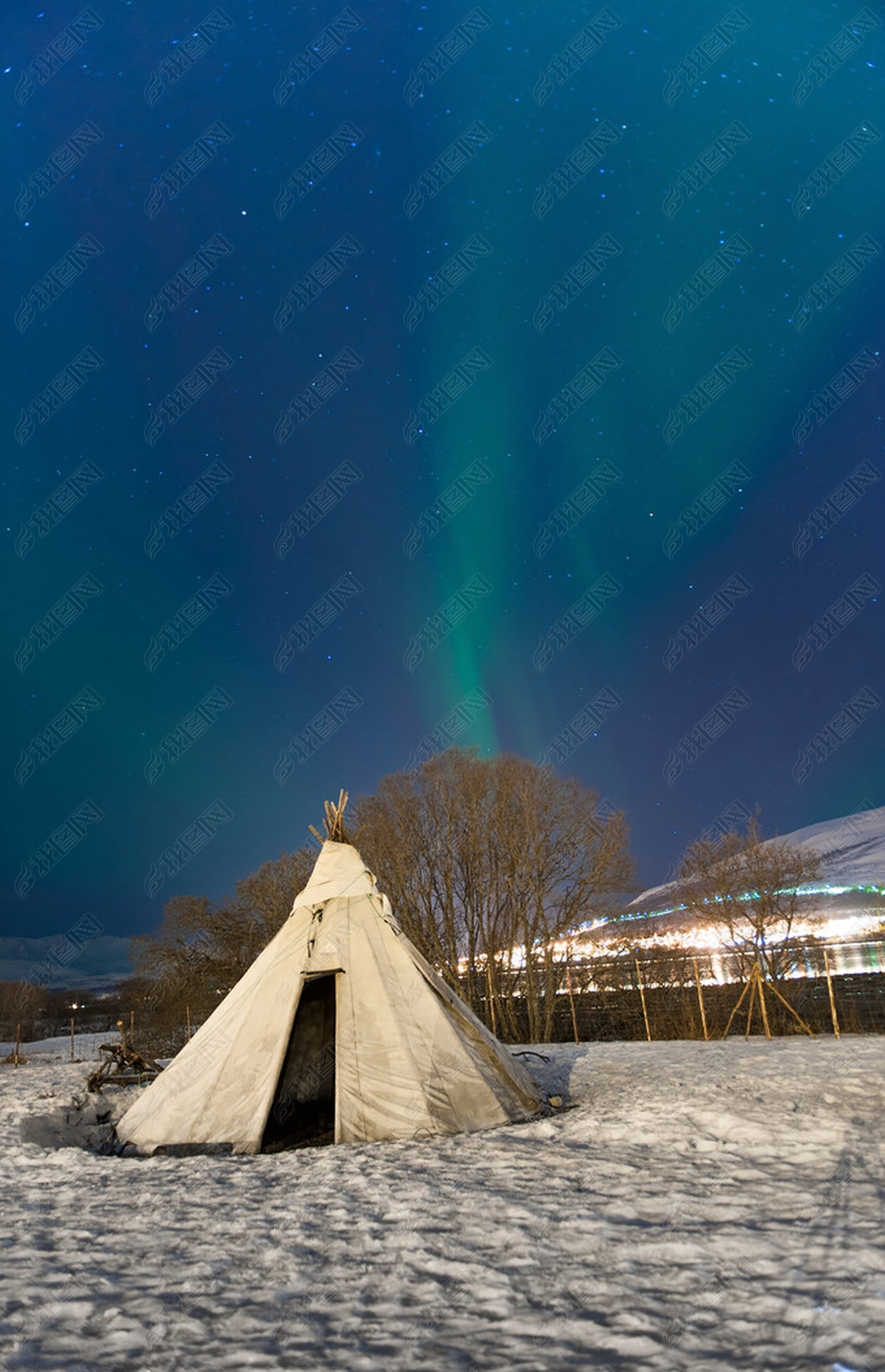 tradycyjne sami skry reniferw namioty (laposkie jurty) w Norwegii, w regionie troms