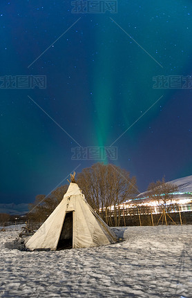 tradycyjne sami skry reniferw namioty (laposkie jurty) w Norwegii, w regionie troms