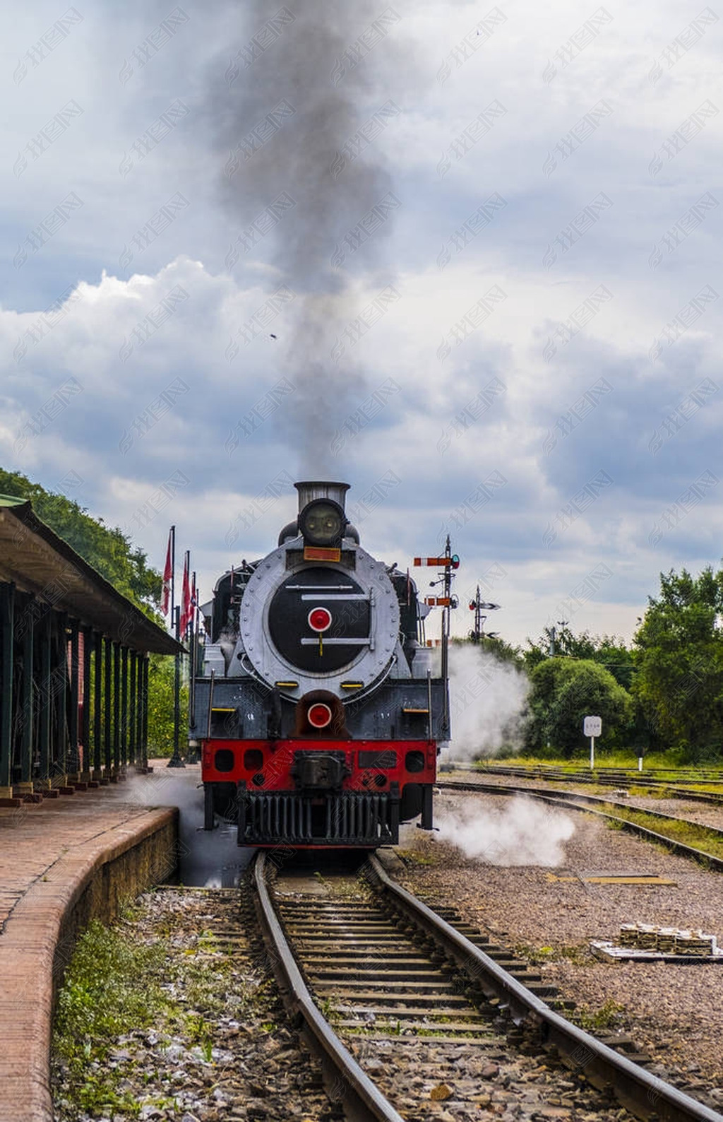 原创机车进入站台一辆旧蒸汽火车版权可商用