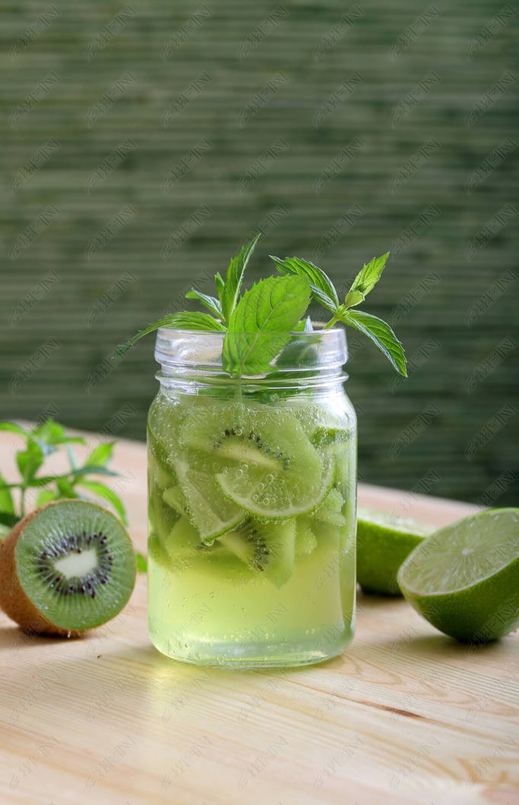 排毒水或水果果汁猕猴桃和石灰在梅森罐子