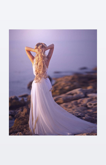 美丽的女孩在希腊风格的长长的白色婚纱