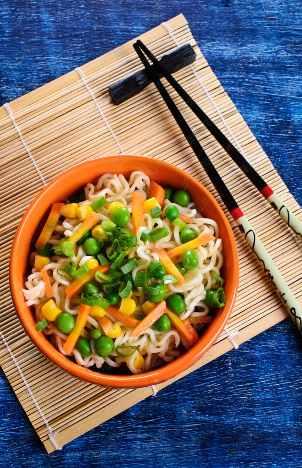 配菜的面条