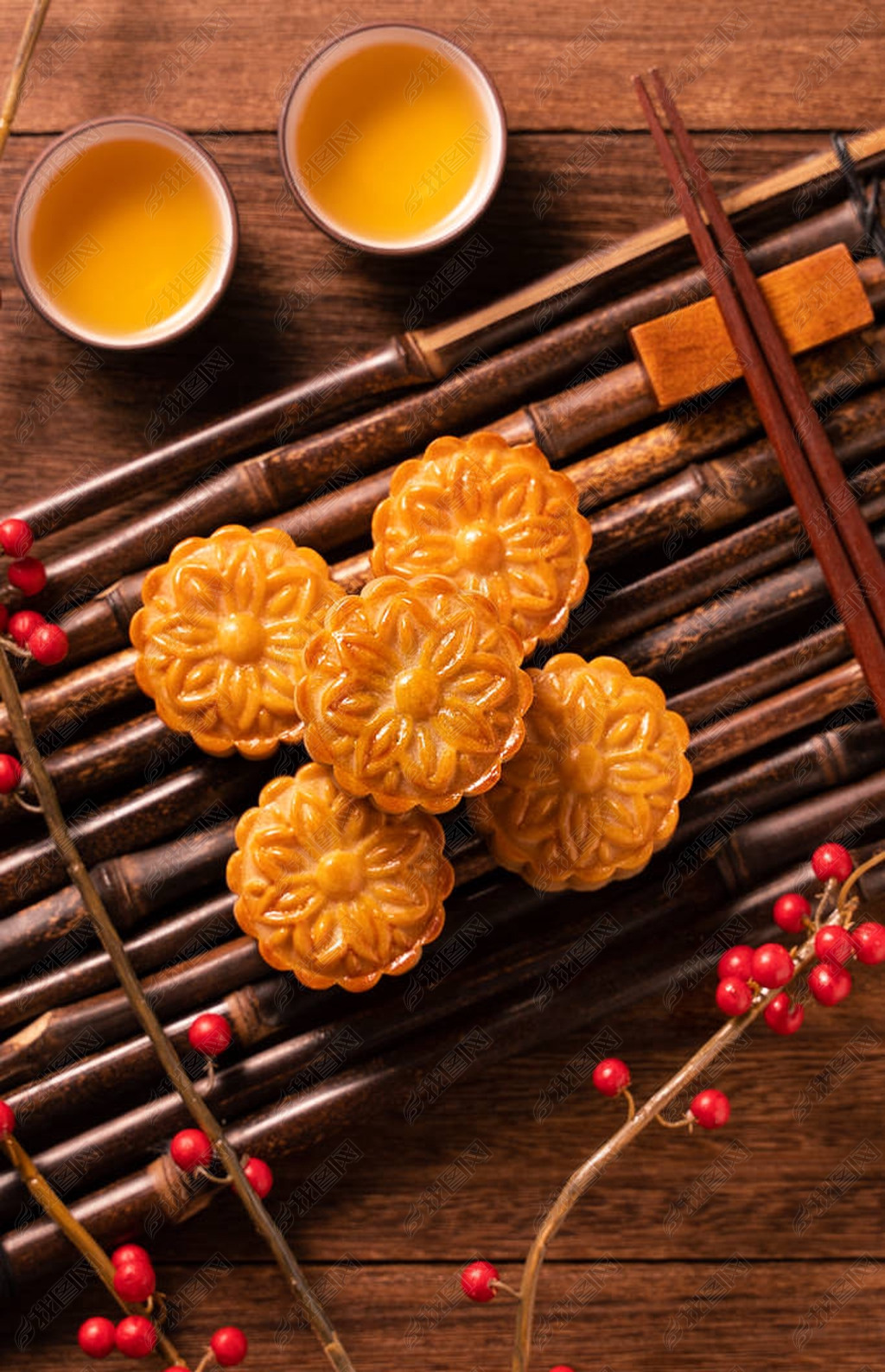 糕点月饼月饼与茶杯在竹盘上的木背景中下载-编号25932359-背景素材