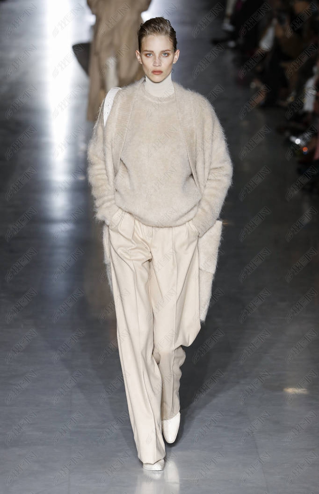 周autumnwinter2020的maxmara时装秀上一位模特走在跑道上版权可商用